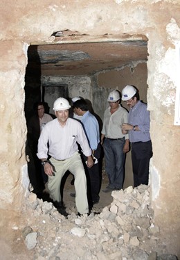 El Alcalde Visita Una De Las Cuevas A Rehabilitar En El Mesón Gitano
