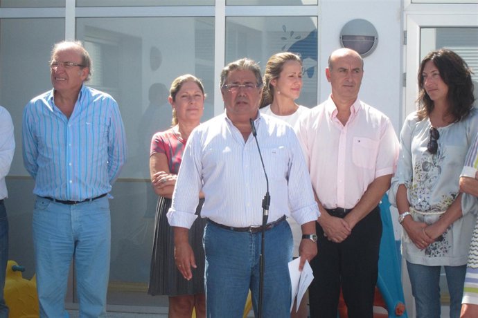 El alcalde de Sevilla, Juan Ignacio Zoido, en La Antilla (Huelva).
