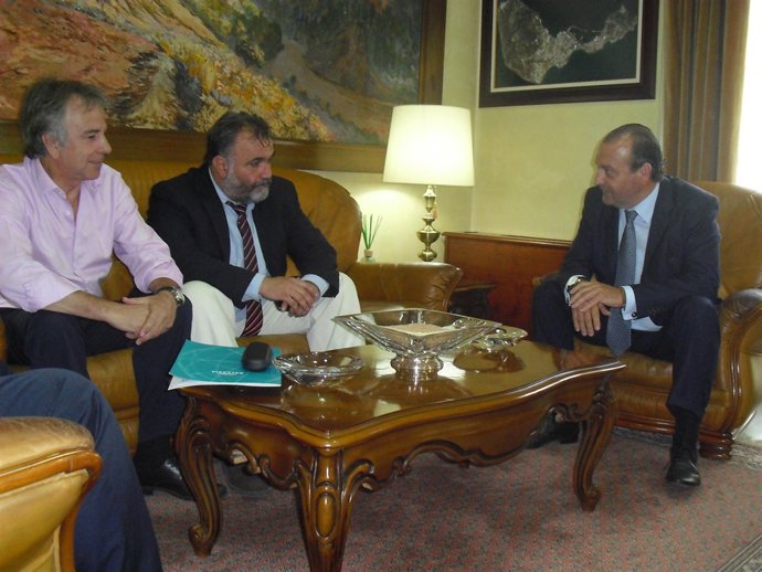 El delegado del Gobierno en Ceuta, a la derecha reunido con Balearia