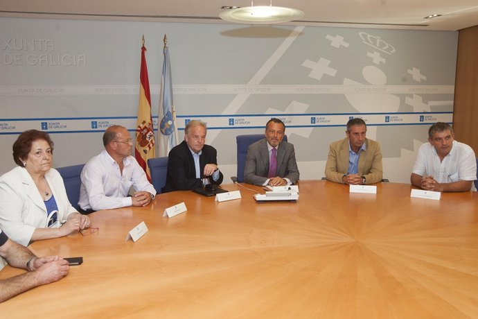 El conselleiro de Infraestructuras, Agustín Hernández, con los alcaldes