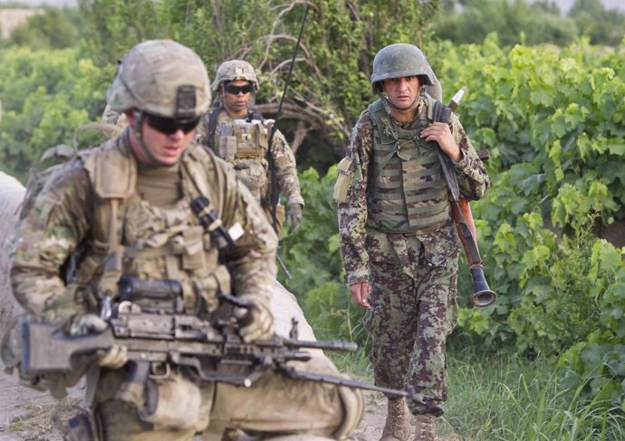 Soldados afganos y de EEUU patrullan juntos en busca de los talibán