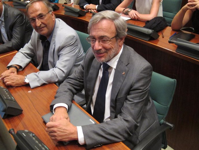 El Diputado Joan Ferran Y El Presidente Del PSC En El Parlament, Xavier Sabaté