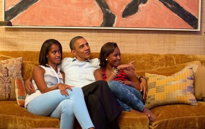 Barack Obama con sus dos hijas en su casa
