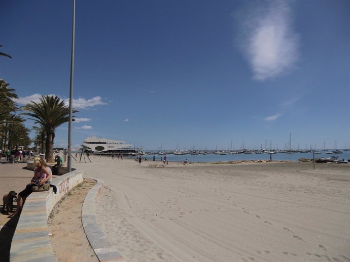 Playa De La Ribera, Con El Club Naútico De Fondo