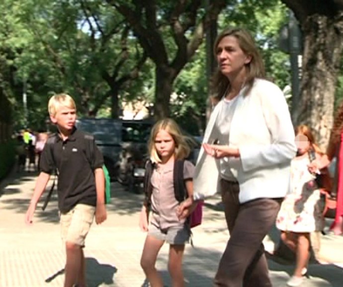 La Infanta Cristina recoge a sus hijos Miguel e Irene del colegio 
