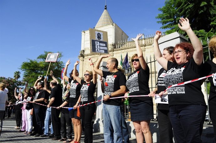 Empleados Públicos Concentrándose Frente Al Parlamento.