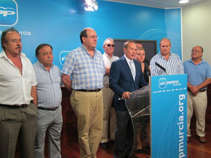 Moya-Angeler acompañado por los representantes empresariales