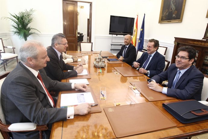 Alberto Ruiz Gallardón recibge al consejero de Justicia de Andalucía