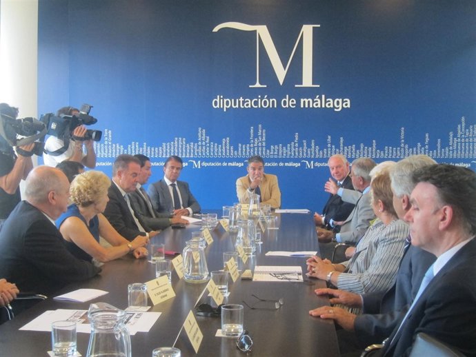 Bendodo, en la reunión con los 16 cónsules en la provincia