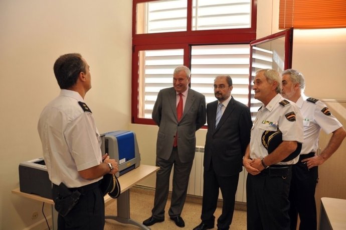 Alcalde y Lambán inaugurando la oficina del DNI en Ejea