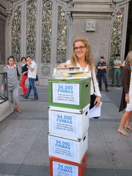 ELENA ALFARO ENTREGA FIRMAS MINISTERIO EDUCACIÓN