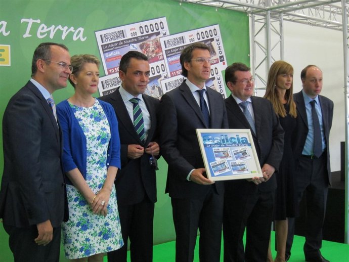 El presidente de la Xunta, Alberto Núñez Feijóo, con uno de los cupones