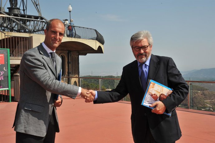 Pablo Giménez-Salinas (Unicef Catalunya) y el concejal Joan Puigdollers
