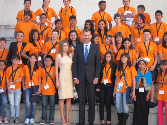 Los Príncipes de Asturias junto a niños en el Congreso Leer.Es en Salamanca