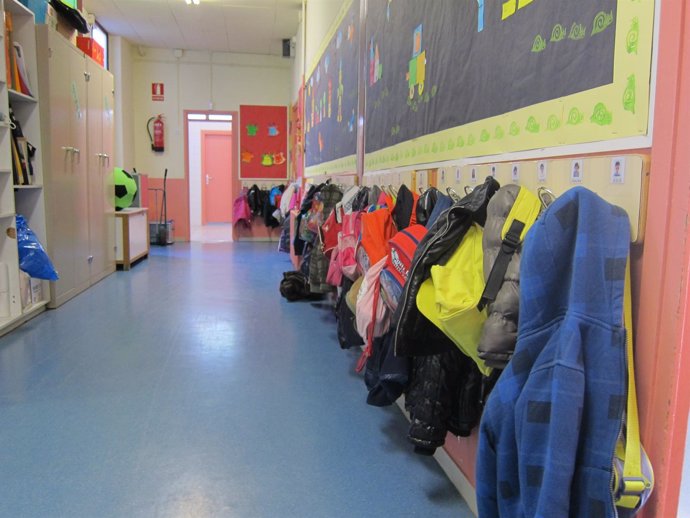 Mochilas colgadas a la entrada de un aula