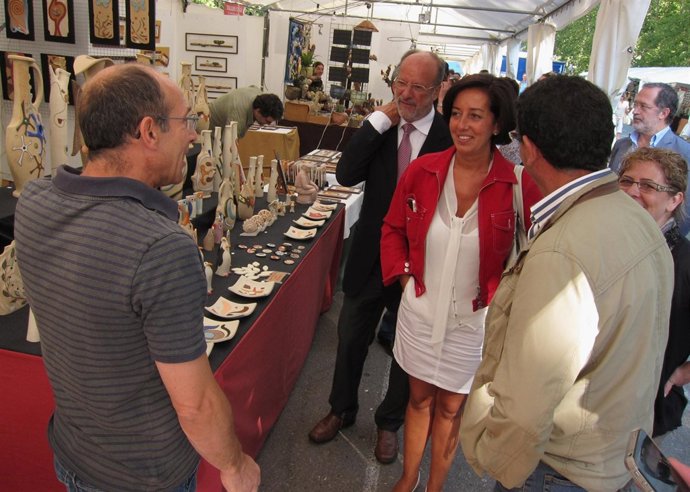León de la Riva y Mercedes Cantalapiedra visitan la Feria de la Cerámica