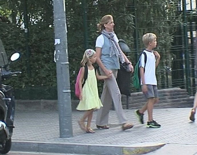 La Infanta Cristina lleva a sus hijos Irene y Miguel al colegio 
