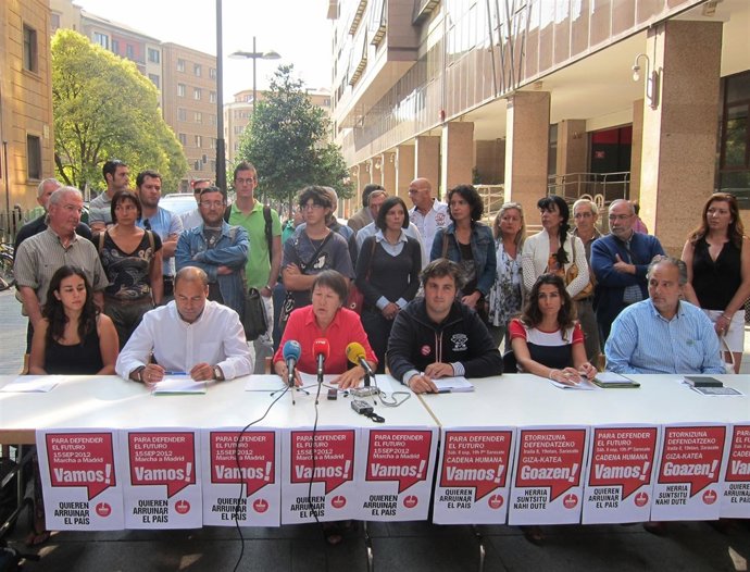 Rueda de prensa de representantes de la Cumbre Social de Navarra.