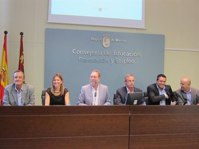 Sotoca (3º izq) antes de la rueda de prensa de presentación Curso 12/13