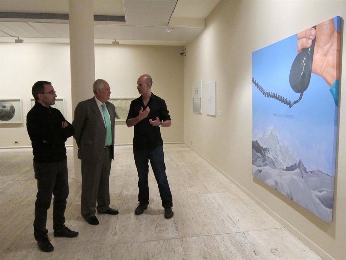 Guillermo García (centro) durante la inauguración de las exposiciones.