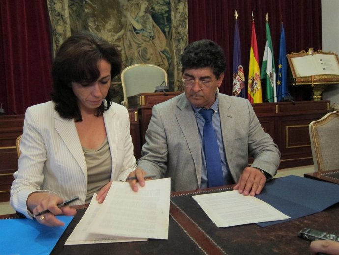 Ceballos y Valderas durante la firma del convenio