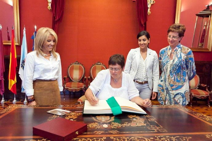 La Alcaldesa De Trondheim Firma En El Libro De Honor Del Ayuntamiento De Santia 