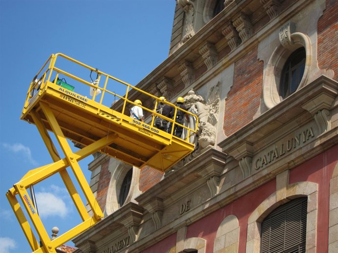 El Parlament coloca las cuatro barras catalanas sobre el escudo de Felipe V