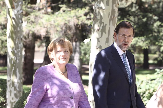 Rajoy y Merkel paseando por los jardines de La Moncloa