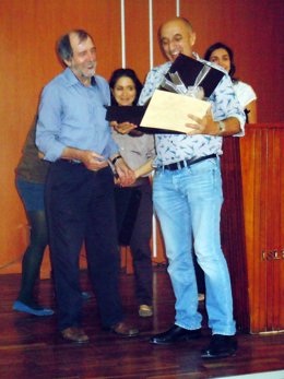 Humberto Bustince recibe el premio de la mano del profesor Etienne Kerre.