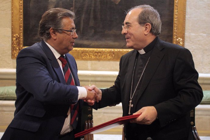 El Alcalde De Sevilla, Juan Ignacio Zoido Firmando Un Convenio Con El Arzobispo 