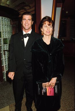 MEL GIBSON AND WIFE ROBYNMAN 