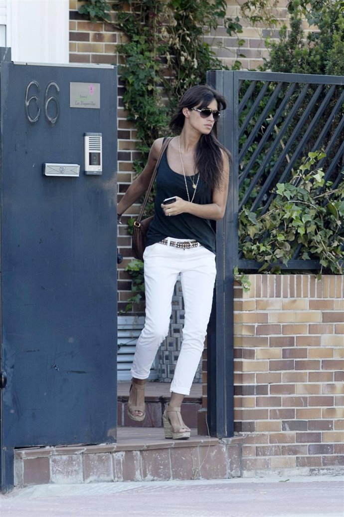 Sara Carbonero saliendo de casa 