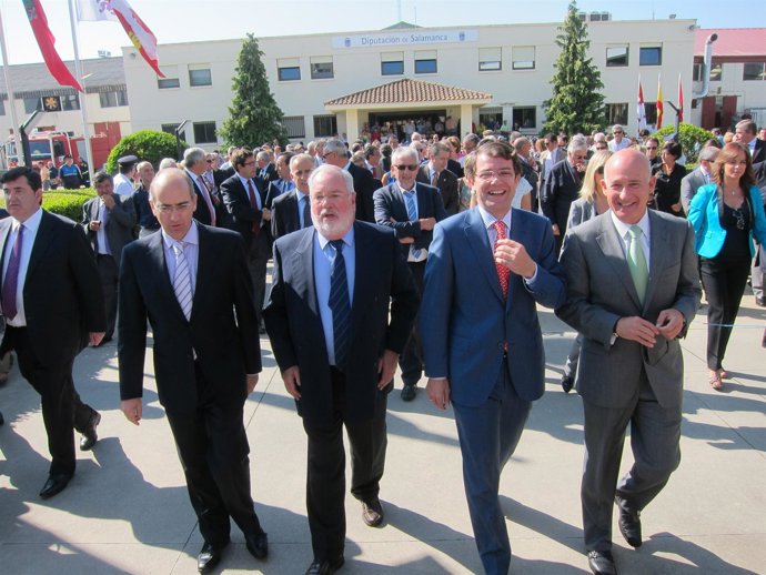 Miguel Arias Cañete, junto a otras autoridades en la feria Agromaq 2012
