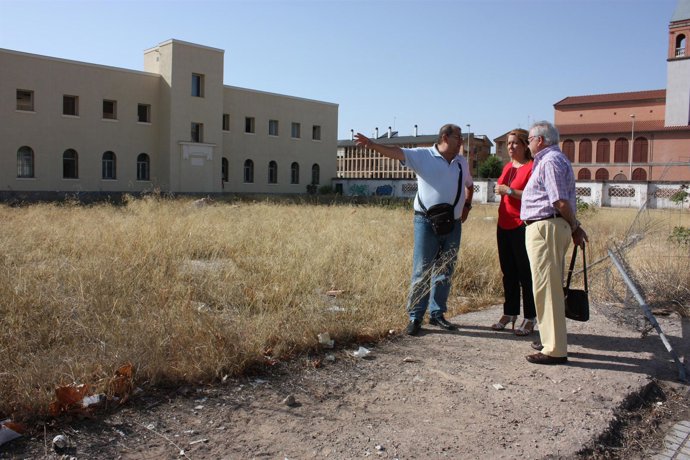 Bellido, Durán y Aumente junto al solar, a espaldas del Centro Polivalente