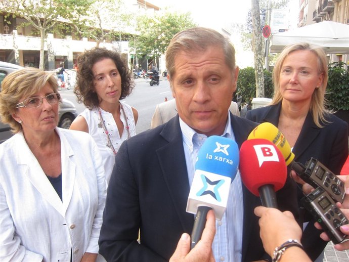 Alberto Fernández (PP) y varios concejales del grupo municipal