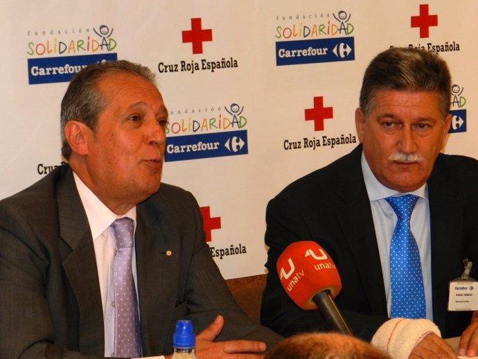 Representantes De Cruz Roja Y Carrefour En Huelva. 