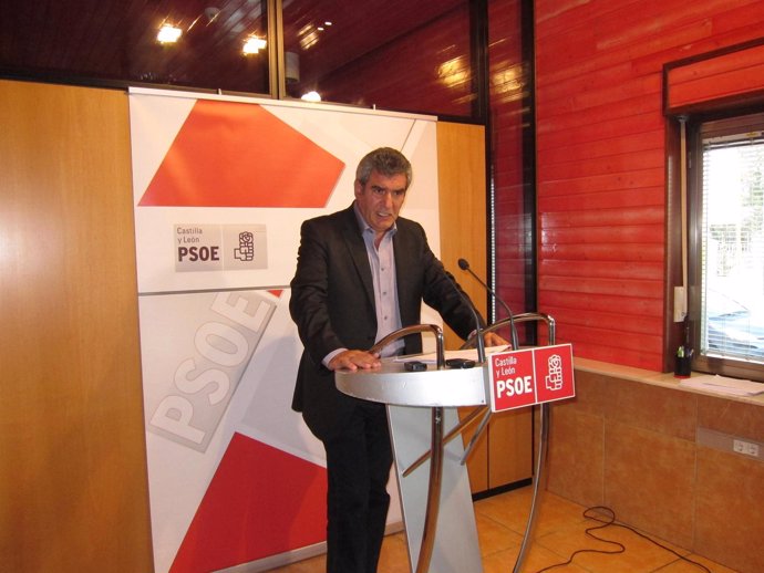 Julio Villarrubia Durante Una Rueda De Prensa En La Sede Regional Del PSOE