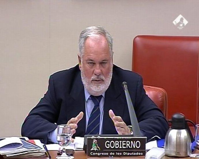 Cañete destaca el trabajo de los servicios de extinción