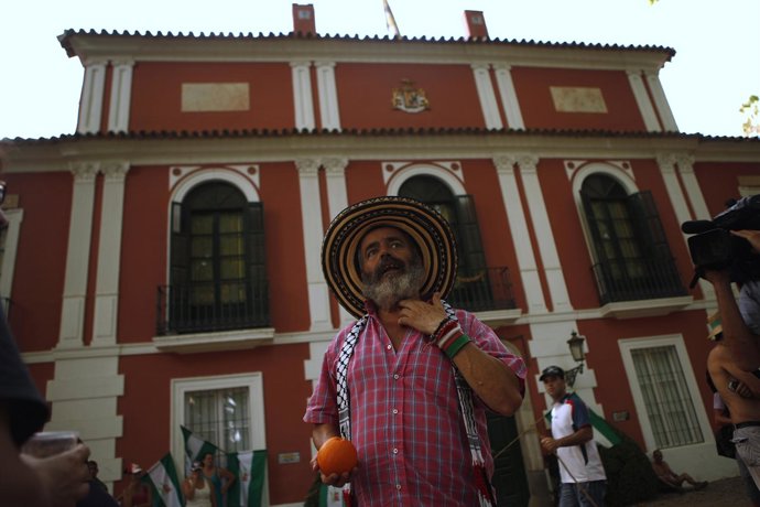 Sánchez Gordillo en el palacio ocupado en Córdoba