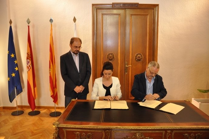Firma del contrato de arrendamiento para la instalación de la empresa en Ejea
