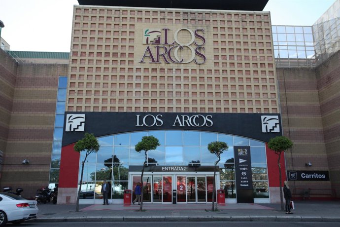 Vista De La Fachada Del Centro Comercial Los Arcos