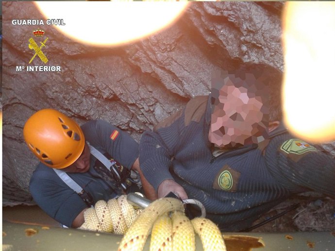 Rescate del agente forestal accidentado en un barranco de La Yecla.