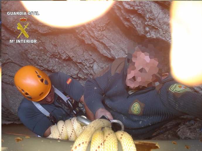 Rescate del agente forestal accidentado en un barranco de La Yecla.