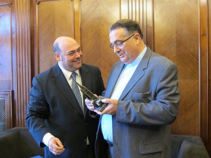 El Alcalde De Oviedo Se Reúne Con El Párroco Álvaro Iglesias