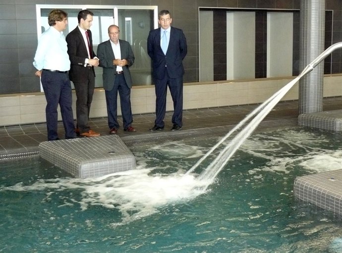 El alcalde (segundo por la derecha), esta mañana, durante la visita a las instal