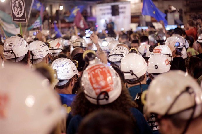 Los mineros de la 'Marcha Negra' llegan a la Puerta del Sol.