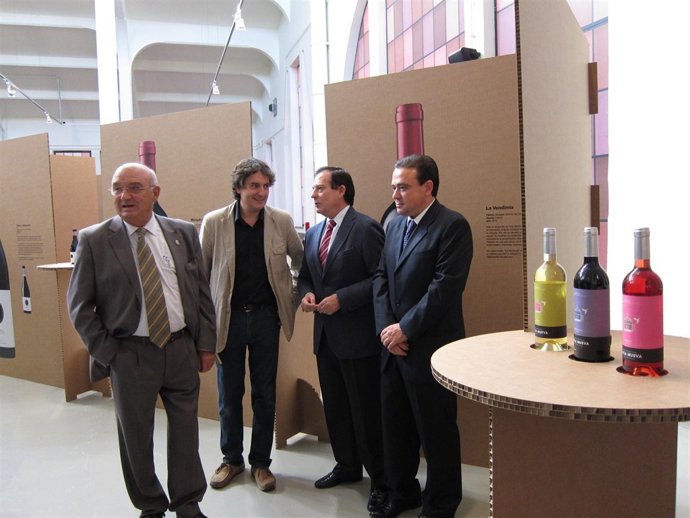 Erro, Doménech, Blanco y San Juan posan con varios  trabajos de la Muestra