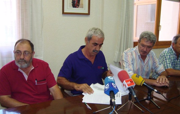 Herguedas (centro), en la rueda de prensa.