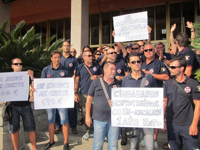 Los bomberos concentrados ante el Ayuntamiento