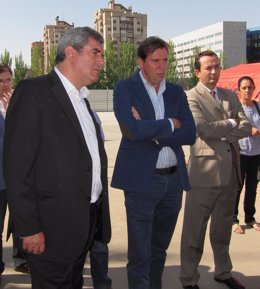Julio Villarrubia junto a Óscar Puente y el director de la Feria de Valladolid